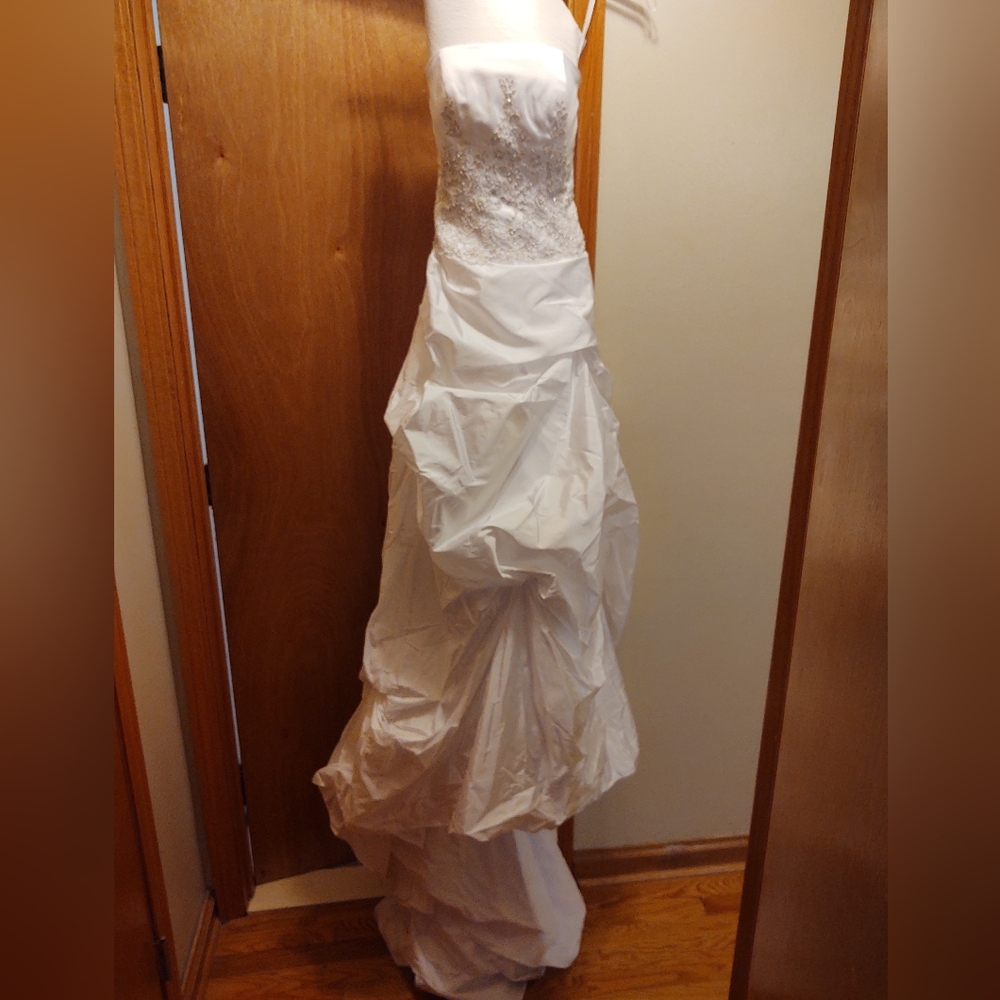 David's Bridal wedding dress Style V9202 size 6 white